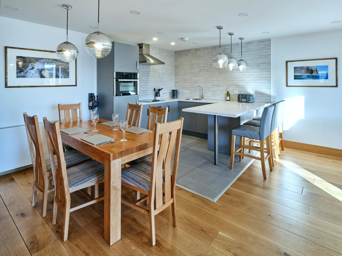 White Watch Apartment Lochaline Bagian luar foto